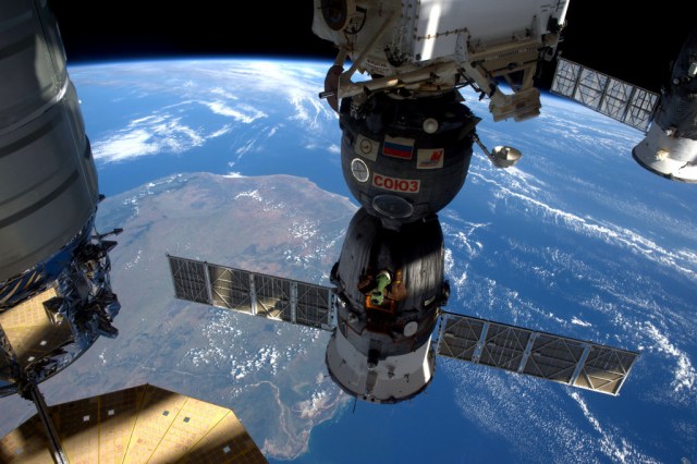 Soyuz-TMA-19M-in-space-©-ESA-NASA